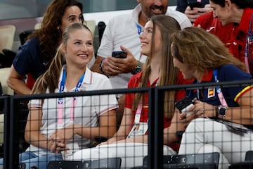 La princesa de Asturias, Leonor de Borbón, y su hermana, la infanta Sofía, en el partido de Carolina. 
