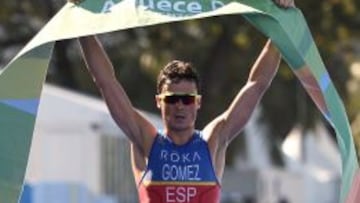 Javier Gómez Noya celebra su triunfo en el triatlón de Río de Janeiro