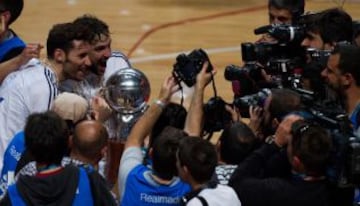 Sergio Llull y Rudy Fernández posan para la prensa con el trofeo de los campeones.