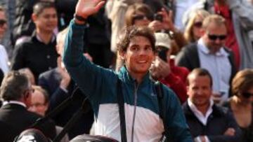CELEBRACIÓN. Rafa saluda al público francés al acabar un partido.