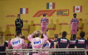 Sergio Pérez de Racing Point celebra en el podio después de ganar la carrera con Esteban Ocon de Renault, segundo clasificado, y Lance Stroll Pool, tercero