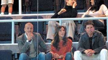 <b>HOMENAJE HOLLYWOODIANO. </b>Butragueño obsequió a Raúl con una camiseta y un brazalete por su décimo año de blanco. Mamen no se lo perdió. Pero el glamour lo pusieron Beckham, Victoria... ¡y Tom Cruise!