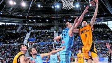 <b>SIN ACIERTO. </b>Laviña penetra ante la oposición de Popovic.