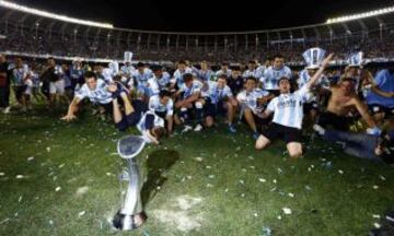 Racing Club's players celebrate with the the Argentine First Division tournament trophy after defeating Godoy Cruz in Buenos Aires December 14, 2014. REUTERS/Marcos Brindicci (ARGENTINA - Tags: SPORT SOCCER)