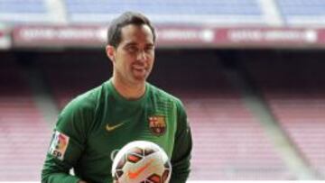 Claudio Bravo, en su presentaci&oacute;n con el Bar&ccedil;a.