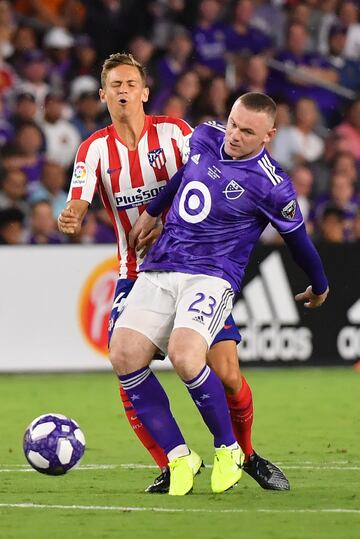 Wayne Rooney con Marcos Llorente.