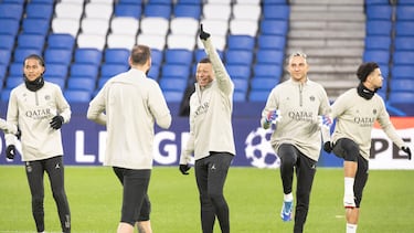 El delantero del París Saint-Germain (PSG), Kylian Mbappé (c), durante un entrenamiento este lunes en el estadio Reale Arena de San Sebastián.