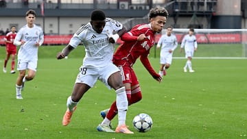 Ariel Nkoghe pugna con Trent Kone-Doherty en la Youth League.