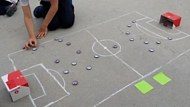 Los más jóvenes no lo vivieron, pero el mejor juego de fútbol de los 90 tenía chapas de botella y un garbanzo como balón