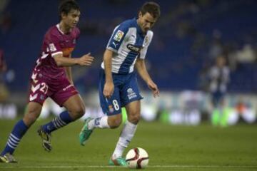 El delantero uruguayo del RCD Espanyol Christian Stuani (d) pelea un balón con Einar Galilea, del Alavés, durante el partido de vuelta de dieciseisavos de final de la Copa del Rey de fútbol que se disputa esta noche en el estadio Cornellá-El Prat, en Barcelona. 