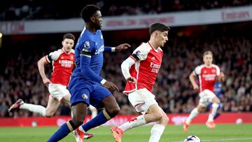 London (United Kingdom), 23/04/2024.- Benoit Badiashile (L) of Chelsea in action against Kai Havertz of Arsenal during the English Premier League soccer match of Arsenal FC against Chelsea FC, in London, Britain, 23 April 2024. (Reino Unido, Londres) EFE/EPA/ANDY RAIN EDITORIAL USE ONLY. No use with unauthorized audio, video, data, fixture lists, club/league logos, 'live' services or NFTs. Online in-match use limited to 120 images, no video emulation. No use in betting, games or single club/league/player publications.
