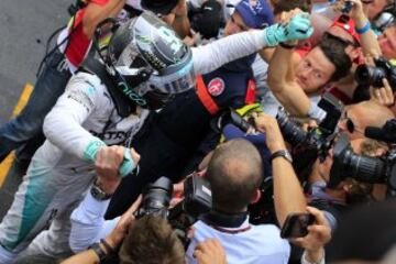 Nico Rosberg celebra con los miembros de su equipo después de ganar el Gran Premio de Mónaco.