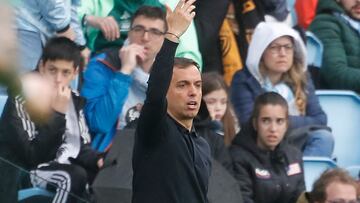 Vigo (Pontevedra), 08/03/2025.- El entrenador del Leganés Borja Jiménez, durante el partido de la jornada 27 de LaLiga contra el Celta de Vigo, celebrado en el estadio Balaídos de Vigo. EFE/Salvador Sas