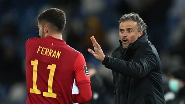 Spain's coach Luis Enrique speaks to Spain's forward Ferran Torres during the FIFA World Cup Qatar 2022 qualification football match Georgia v Spain in Tbilisi on March 28, 2021. (Photo by Kirill KUDRYAVTSEV / AFP)