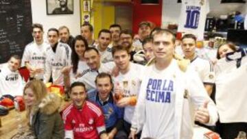 Los aficionados de la peña del Real Madrid se juntaron en el bar Libéric para ver el Real Madrid-Levante.