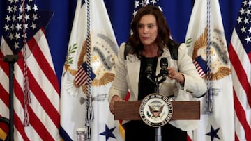 La gobernadora de Michigan, Gretchen Whitmer, habla durante un evento de movilizaci&oacute;n de vacunas en el centro TCF en Detroit, Michigan, Estados Unidos, el 12 de julio de 2021. 