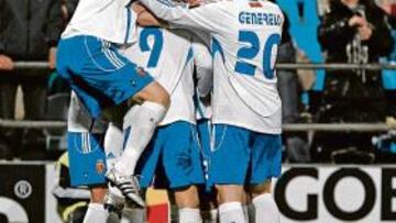 <b>FELICIDAD. </b>Los jugadores zaragocistas celebran con entusiasmo uno de sus goles al Alicante.