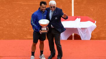 Fabio Fognini posa junto a Nicola Pietrangeli en la entrega de trofeos del Masters 1.000 de Montecarlo de 2019.