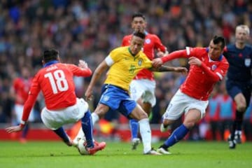 Neymar lucha la pelota ante Gonzalo Jara y Gary Medel.