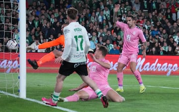 Casi sin ¨¢ngulo y con la duda del fuera de juego, as¨ª puso Peque el 1-0.