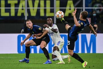 Skriniar y Vinicius observan la acción de Nicolo Barella.