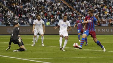 Luuk de Jong marca en el Real Madrid-Barcelona