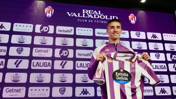 Valladolid. 26/1/24. Stipe Biuk presentado en el Estadio Jos谷 Zorrilla como nuevo jugador blanquivioleta. Photogenic/Miguel ?ngel Santos