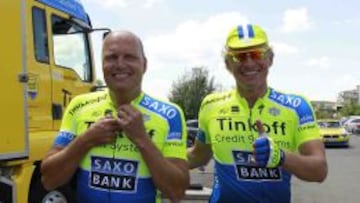 Riis y Tinkov, sonrientes y enfundados en los colores del equipos. Eran otros tiempos.