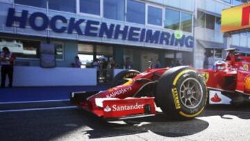 El piloto español Fernando Alonso, de la escudería Ferrari, espera en los boxes durante los entrenamientos libres.