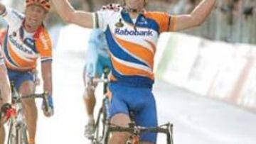 <b>EXHIBICIÓN DEL RABOBANK.</b> Óscar Freire y Michael Boogerd, que celebra el triunfo en un segundo término, formaron ayer un dúo letal en la tercera etapa de la Tirreno-Adriático.