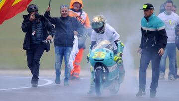 Joan Mir celebrando su título en Australia.