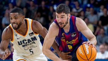 El escolta del Barcelona Darío Brizuela (d) intenta superar al escolta canadiense del UCAM Murcia Dylan Ennis, en el partido de Liga Endesa disputado este domingo en el Palau Blaugrana.