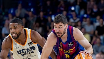 BARCELONA, 02/11/2025.- El escolta del Barcelona Darío Brizuela (d) intenta superar al escolta canadiense del UCAM Murcia Dylan Ennis, en el partido de Liga Endesa disputado este domingo en el Palau Blaugrana. EFE/Marta Pérez