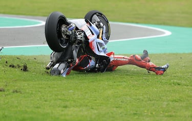 Álex Márquez se fue a la hierba durante la carrera al esprint.