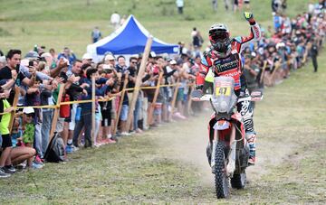 Kevin Benavides  celebrando el segundo puesto en motos