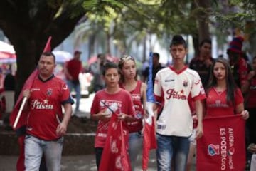 Hinchas del Medellín prendieron la fiesta del fútbol colombiano en los alrededores del Atanasio Girardot.