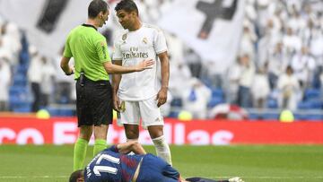 Casemiro es amonestado por De Burgos Bengoetxea en el encuentro ante el Levante del pasado 14 de septiembre.