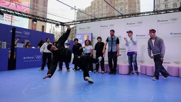 El equipo ol¨ªmpico de breaking en un evento de Miravia en la Plaza de Callao.