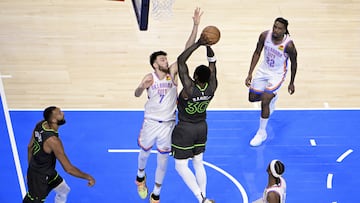 Chet Holmgren pone un tapón a Julius Randle en el primer partido de la final del Oeste.
