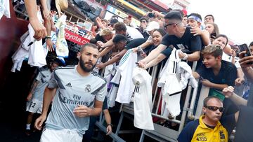 Benzema sale al campo antes de un partido de la International Champions Cup.
