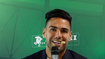 GRAF1590. MADRID, 06/09/2022.- Radamel Falcao, delantero colombiano del Rayo, durante la presentación de la colección de cromos de la Liga española. Falcao afirmó que para la Liga española es "espectacular" que haya llegado al Barcelona el polaco Robert Lewandowski, al que calificó como "un rematador nato de registros impresionantes", y se mostró esperanzado en que su exequipo, el Atlético de Madrid, "tenga un buen rendimiento" en la Champions. EFE/ J.J. Guillén
