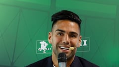 GRAF1590. MADRID, 06/09/2022.- Radamel Falcao, delantero colombiano del Rayo, durante la presentación de la colección de cromos de la Liga española. Falcao afirmó que para la Liga española es "espectacular" que haya llegado al Barcelona el polaco Robert Lewandowski, al que calificó como "un rematador nato de registros impresionantes", y se mostró esperanzado en que su exequipo, el Atlético de Madrid, "tenga un buen rendimiento" en la Champions. EFE/ J.J. Guillén
