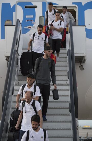 La llegada a Madrid. David de Gea bajando por la escalinata del avión.