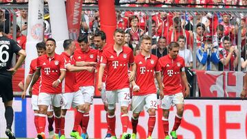 Munich (Germany), 01/04/2017.- Scorer Thomas Mueller (C) and the team of Bayern Munich celebrate Muellers 2-0 during the German Bundesliga soccer match between Bayern Munich and FC Augsburg in Munich, Germany, 01 April 2017.
 
 (EMBARGO CONDITIONS - ATTENTION: Due to the accreditation guidelines, the DFL only permits the publication and utilisation of up to 15 pictures per match on the internet and in online media during the match.) (Alemania) EFE/EPA/JOERG KOCH