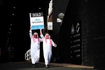 Hace escasamente tres semanas, el mundo del fútbol observaba atónito la irrupción de un nuevo millonario en sus filas: un consorcio saudí, liderado por el fondo de Arabia Saudí, adquiría el Newcastle inglés. Se ponía así punto y final a una serie de disputas entre la Premier, contraria a esa operación en un primer momento, y el fondo soberano árabe. En un primer momento, los problemas de piratería en dicho país de Oriente Medio con el operador BeIn Sports, uno de los propietarios de los derechos de la competición inglesa, habían frenado la operación. Una compra que empezó a fraguarse hace 18 meses, en febrero-marzo de 2020. La operación se valora en torno a unos 300 millones de libras (unos 354 millones de euros). Su accionarado queda de la siguiente manera: el 80% de la propiedad queda en manos en la propiedad saudí, un 10% para Simon y David Reuben, promotores inmobiliarios, y el 10% restante a PCP Capital Partners. 