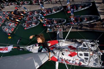 La franco-alemana Isabelle Joschke sube al mástil de su embarcación en Les Sables dOlonne, localidad francesa que dará el banderazo de salida a la regata Vendée Globe, la vuelta al mundo a vela en solitario sin escalas ni asistencia. La IX edición de la prueba reunirá a 35 embarcaciones.