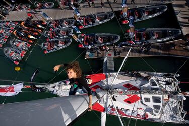 La franco-alemana Isabelle Joschke sube al mástil de su embarcación en Les Sables dOlonne, localidad francesa que dará el banderazo de salida a la regata Vendée Globe, la vuelta al mundo a vela en solitario sin escalas ni asistencia. La IX edición de la prueba reunirá a 35 embarcaciones.