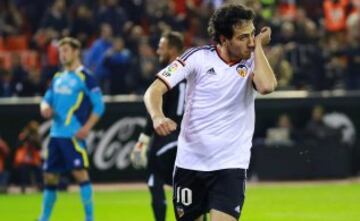 Dani Parejo anota de penalti. 1-0.