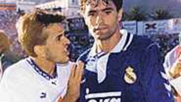 UNA IMAGEN RECORDADA. Quique Estebaranz intentaba consolar a Michel tras perder la Liga en el último partido de la temporada.