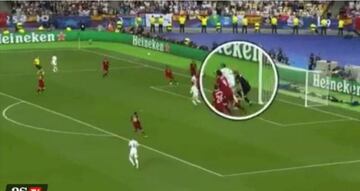 Corría el minuto 49 cuando se produjo un lance entre Sergio Ramos y el portero alemán del Liverpool: el capitán blanco y el guardameta chocaron. Nadie se percata del incidente, salvo que el portero se queja del golpetazo que se ha llevado en la cabeza...